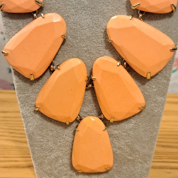 EUC Kendra Scott Harlow Coral Stone Boho Neutral Statement Necklace Jewelery - Picture 2 of 7